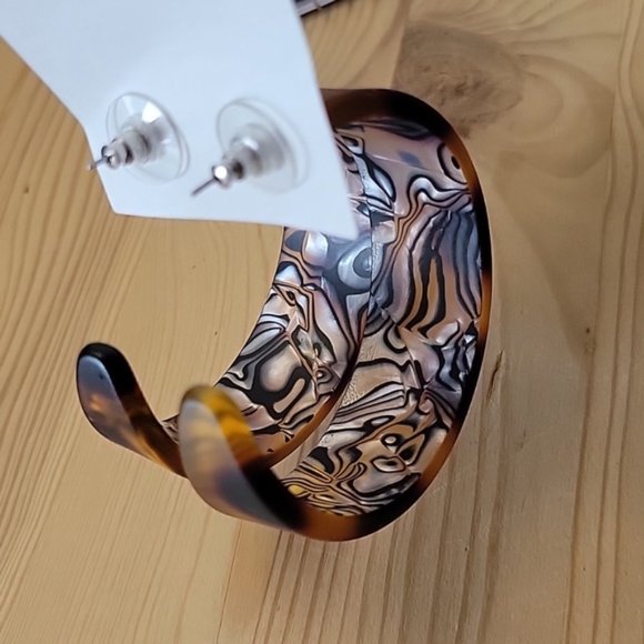 Tortoiseshell Pattern Large Wide Earrings - Picture 2 of 3